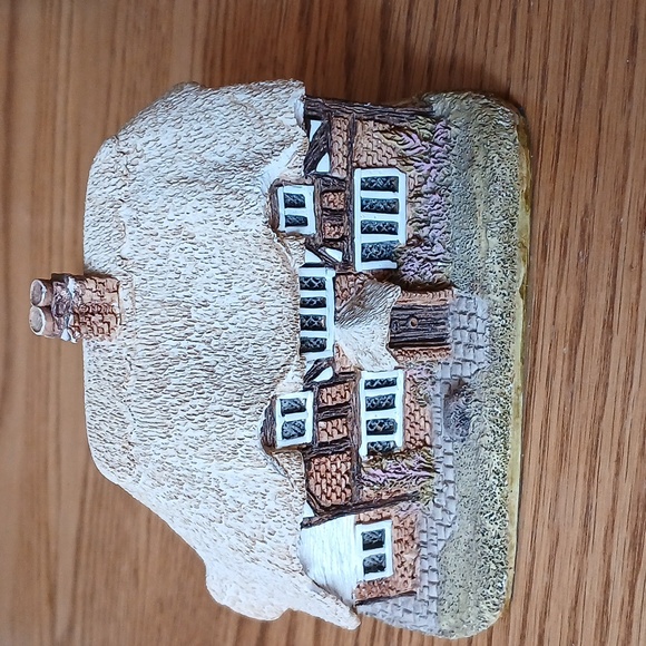 Vintage Other - Vintage Lilliput Lane Honey Suckle Cottage Figurine